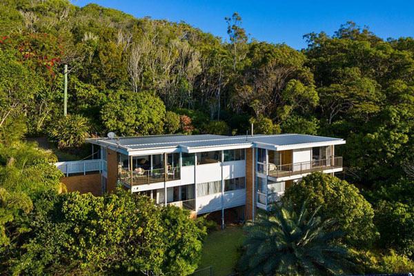 Gold Coast on fire Burleigh property sells for whopping $1.875m over reserve 1