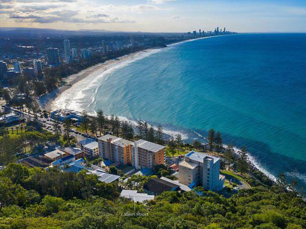 Gold Coast on fire Burleigh property sells for whopping $1.875m over reserve