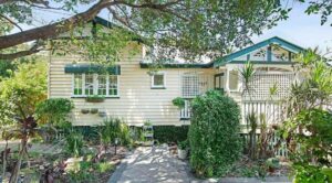 Auction buyers play it cool with $1.9 million Queenslander